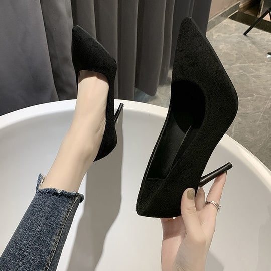 Damen Elegante spitz zulaufende Velours‑Optik Pumps mit schmalem Stiletto Shop Nory