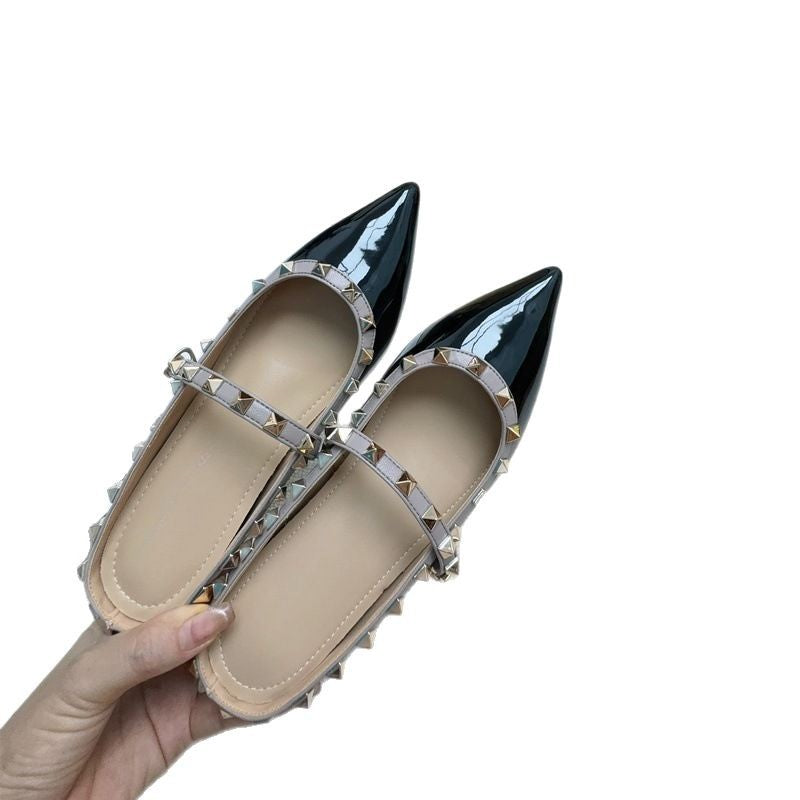 Damen Spitz zulaufende Lack‑Mary‑Jane Ballerina mit gepolstertem Komfortfußbett und Pyramidennieten Shop Nory