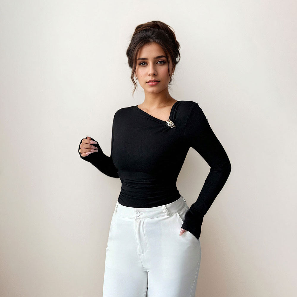Damen figurbetontes Langarmshirt mit asymmetrischem Ausschnitt und dekorativer Brosche Shop Nory