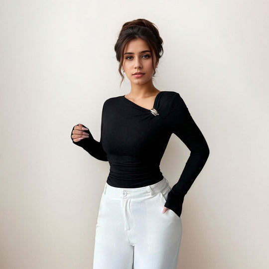 Damen figurbetontes Langarmshirt mit asymmetrischem Ausschnitt und dekorativer Brosche Shop Nory
