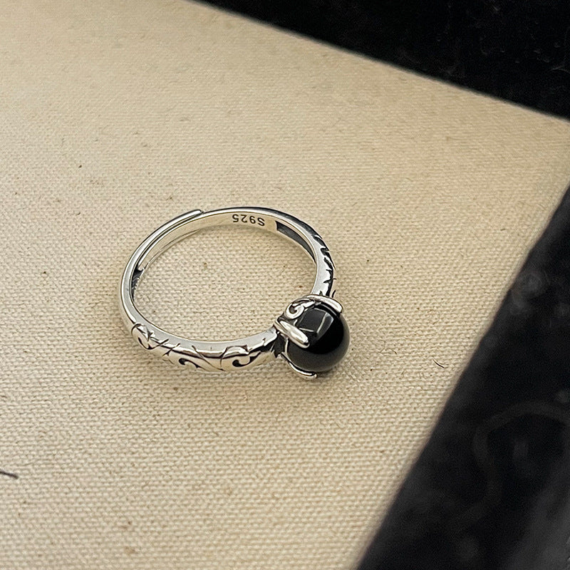 Damenring mit elegantem, ovalem Onyx und detailreicher Silberfassung Shop Nory
