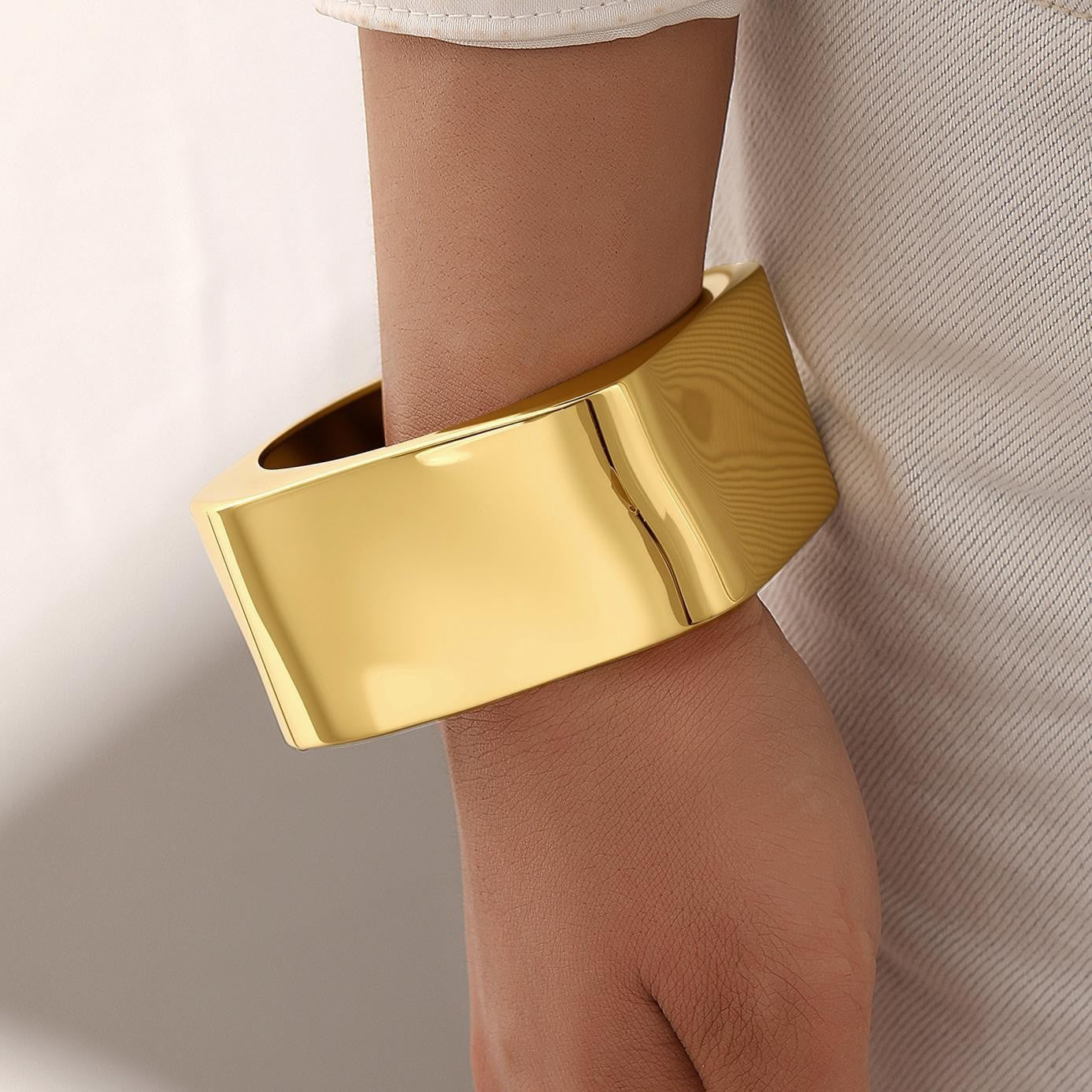 Damenarmreif mit geschwungenem Design und glänzender Oberfläche Shop Nory
