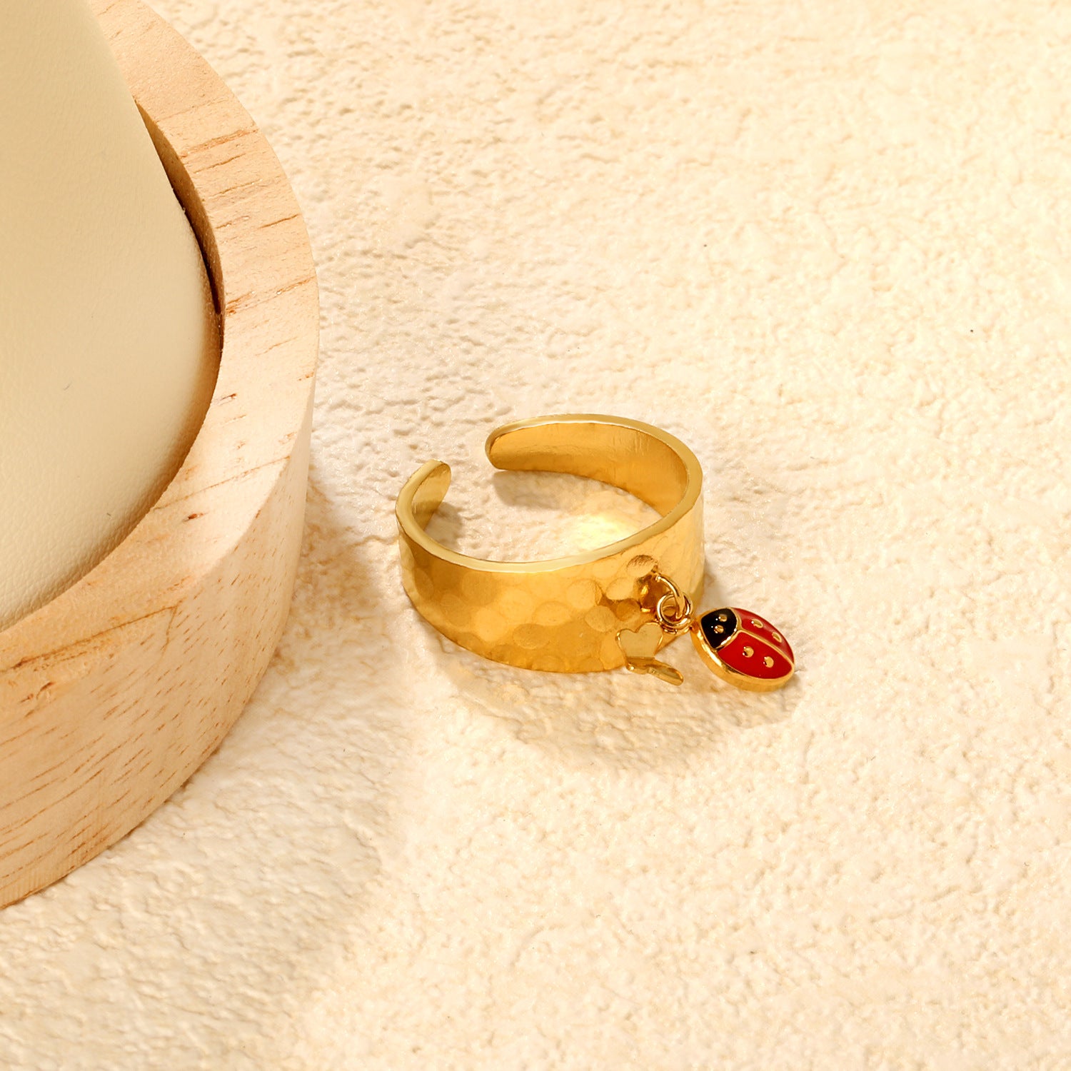 Damen offener Ring mit niedlichem Marienkäfer-Anhänger und Perlenschmuck Shop Nory