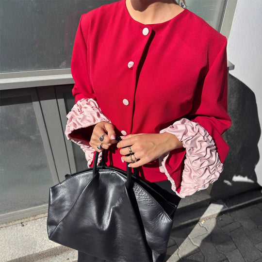 Damen Kurzblazer mit kontrastierenden Rüschensäumen, rundem Ausschnitt und verdeckter Knopfleiste Shop Nory