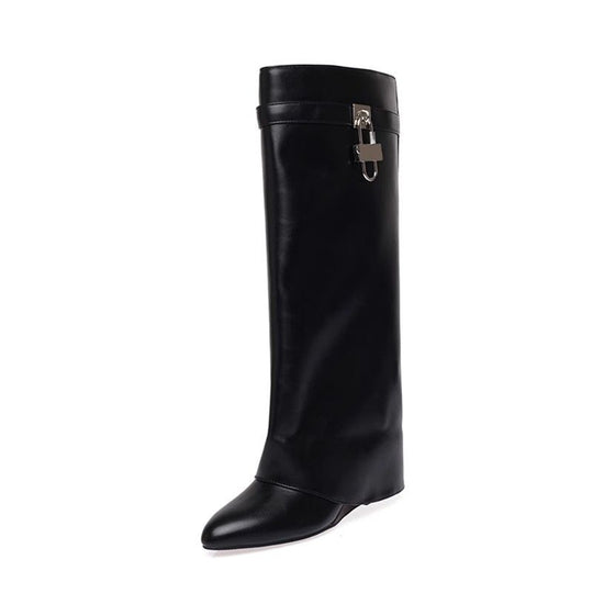 Damen kniehohe spitze Lederstiefel mit dekorativem Schnallen- und Schlossdetail Shop Nory