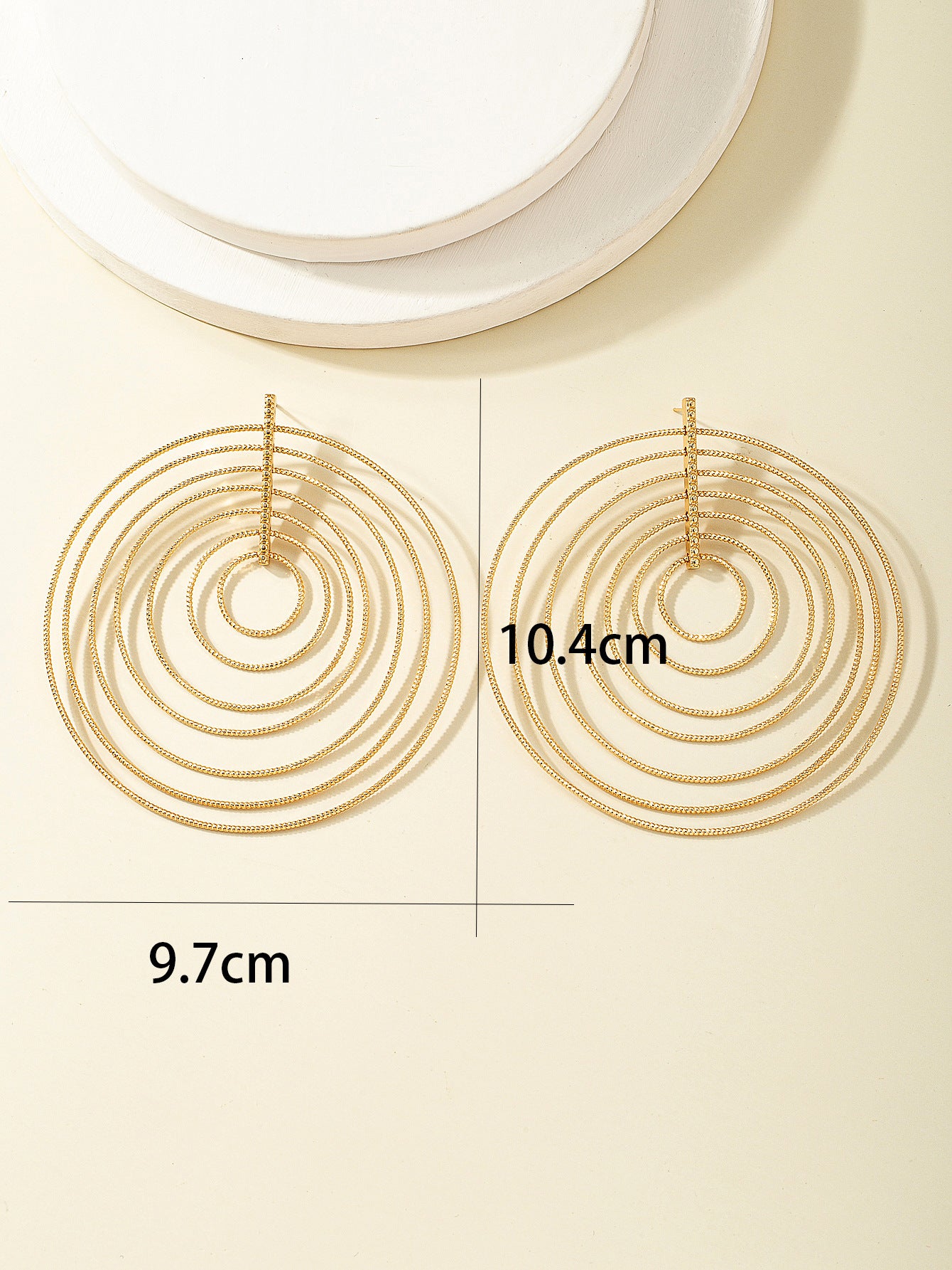 Damen Ohrringe mit geschichteten, kreisförmigen Designelementen Shop Nory