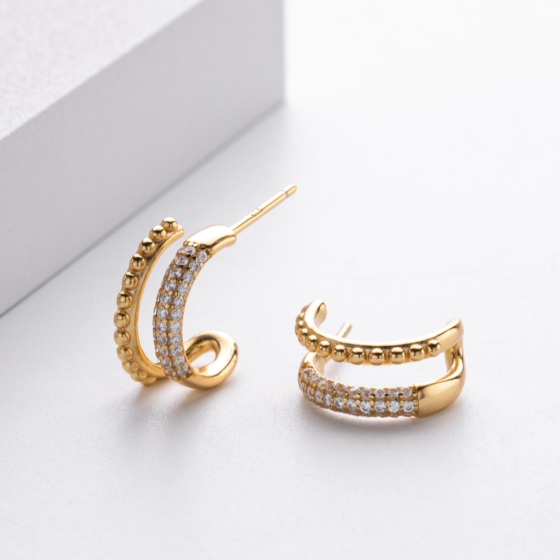 Damen Ohrhänger mit geschwungenem Design und luxuriösem Zirkonbesatz Shop Nory