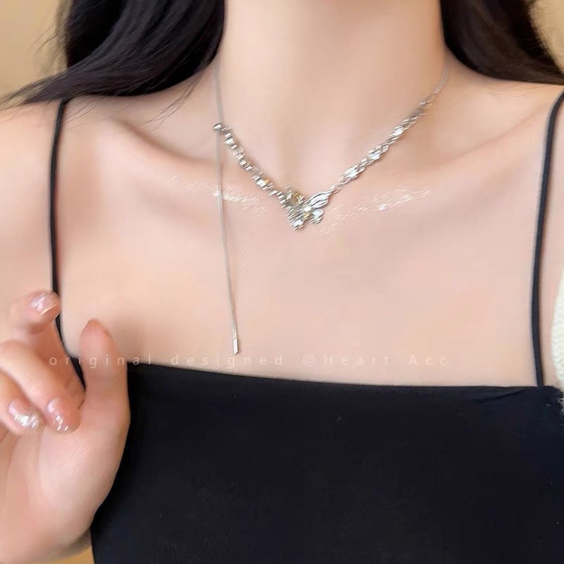 Damen Halskette mit filigranem Schmetterlingsanhänger und funkelnden Kristallen Shop Nory