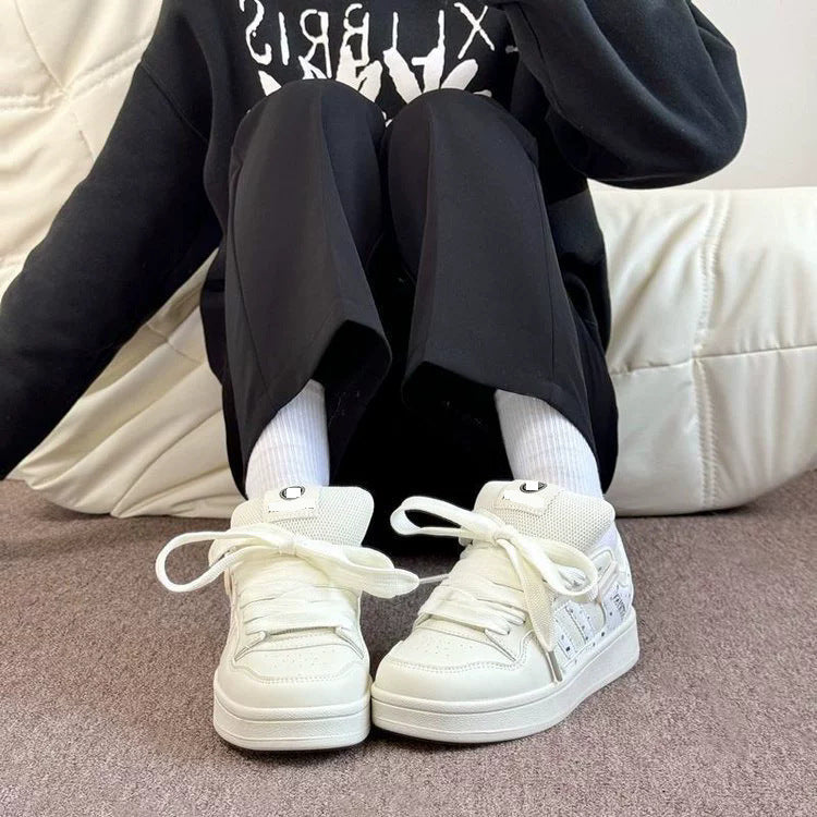 Damen Sneakers im modischen Retro-Stil mit strahlenden Akzenten