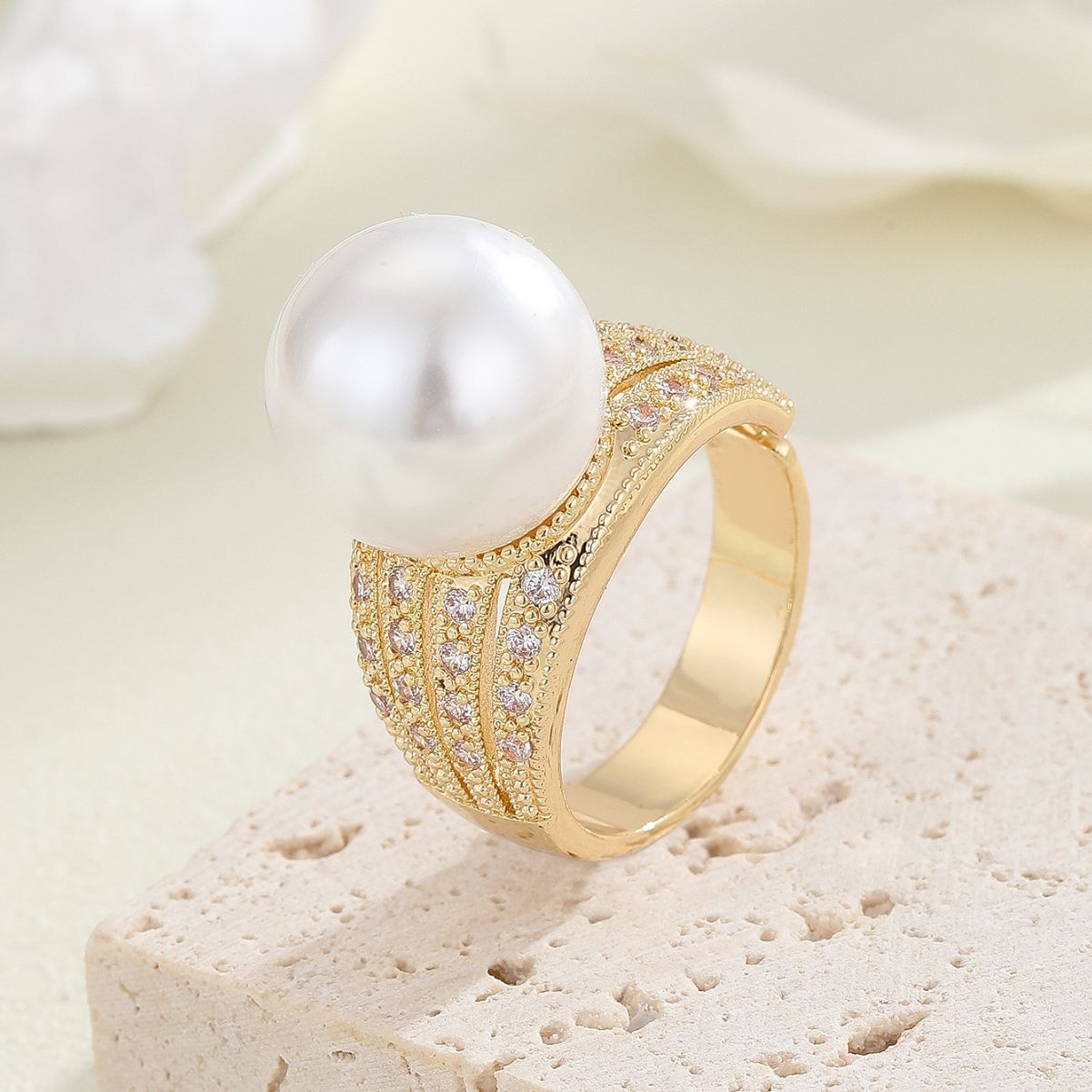 Damenring mit hochwertiger Perle und funkelnden Kristallen Shop Nory