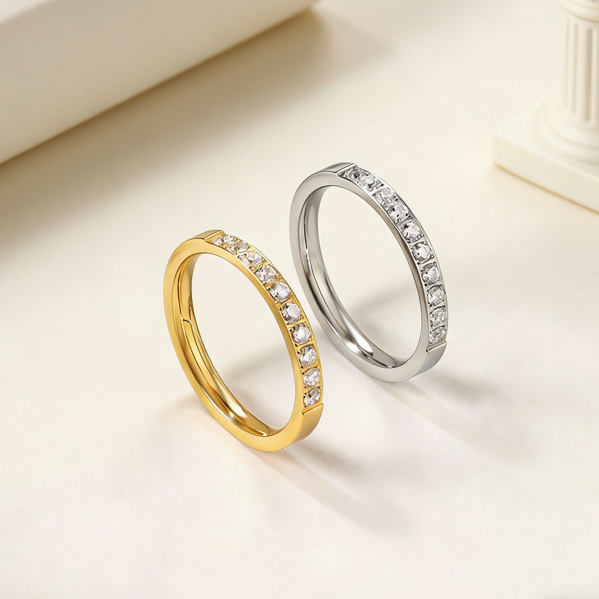 Damen Ring mit funkelnden Zirkonia und goldfarbener Beschichtung Shop Nory