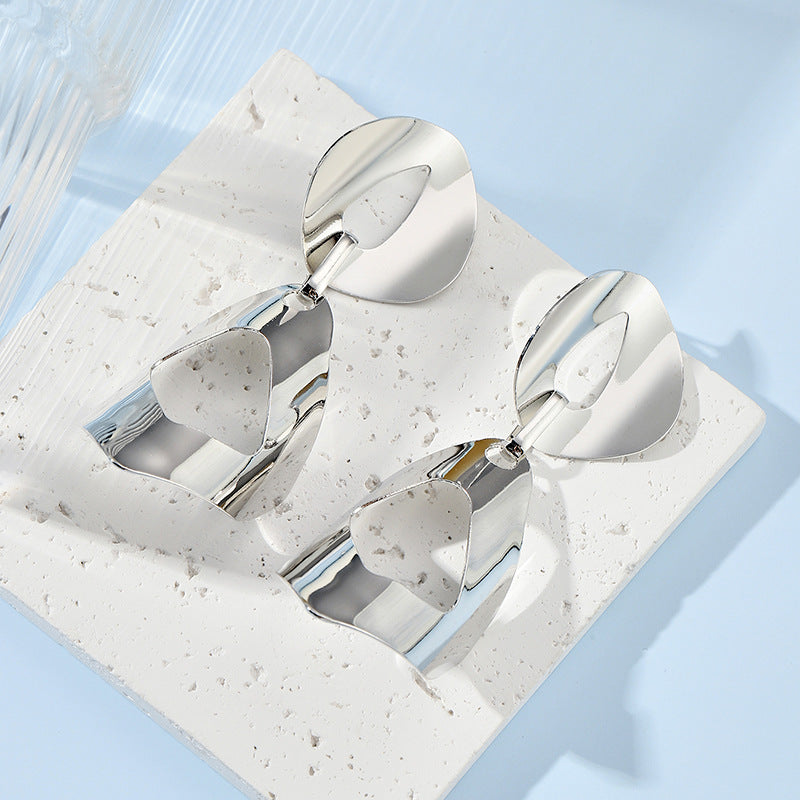 Damen Hängende Ohrstuds im modernen, skulpturalen Design Shop Nory