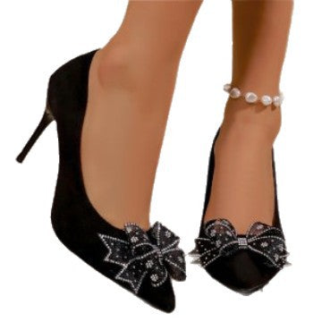Damen Spitz zulaufende Samt‑Pumps mit schmalem Stiletto, dekorativer Schleifen‑Applikation und Komfortinnensohle Shop Nory