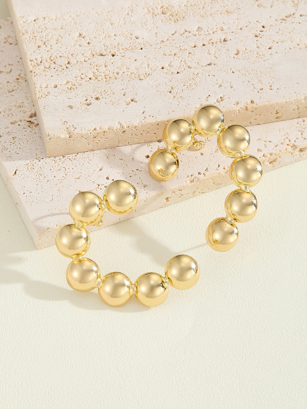 Damen Armband mit strukturierten, goldenen Kugeln Shop Nory