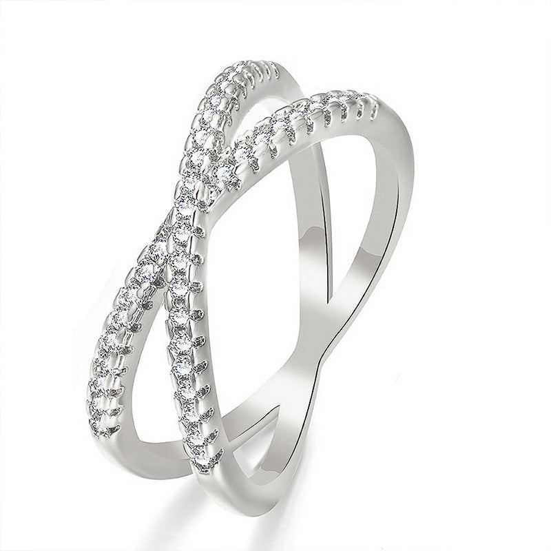 Damenring mit elegantem verschlungenem Design und funkelnden Kristallen Shop Nory