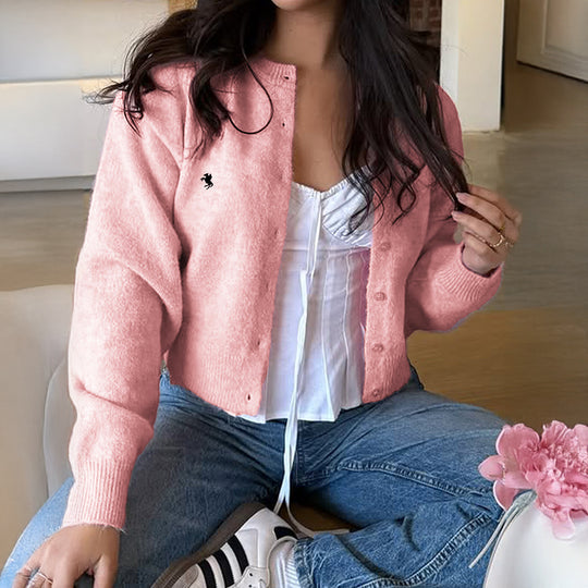 Damen nan kurze Feinstrick‑Strickjacke mit Perlmuttknöpfen, Rundhalsausschnitt und zierlichem Pferde‑Stick Shop Nory