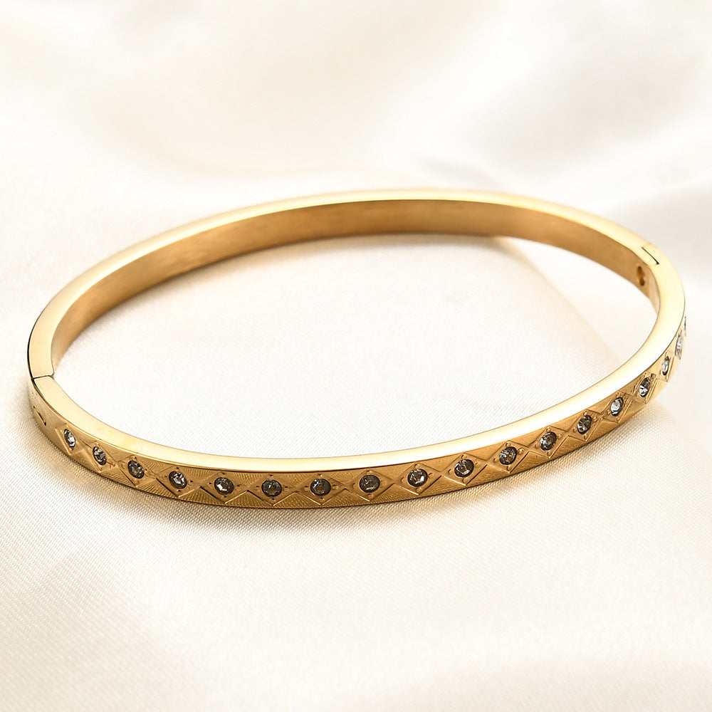Damen Armreif mit funkelnden Zirkonia und kunstvollem Design Shop Nory