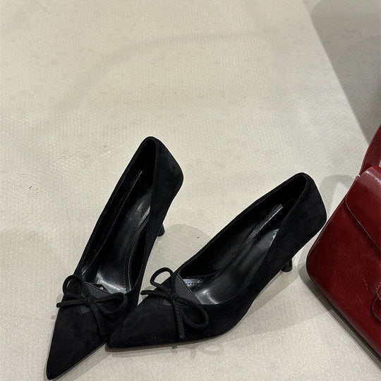 Damen Spitz zulaufende Wildleder‑Pumps mit skulpturiertem Kittenabsatz und Zierknoten Shop Nory