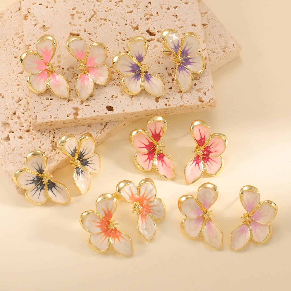 Damen Ohrclips im eleganten floralen Design mit glänzender Beschichtung Shop Nory