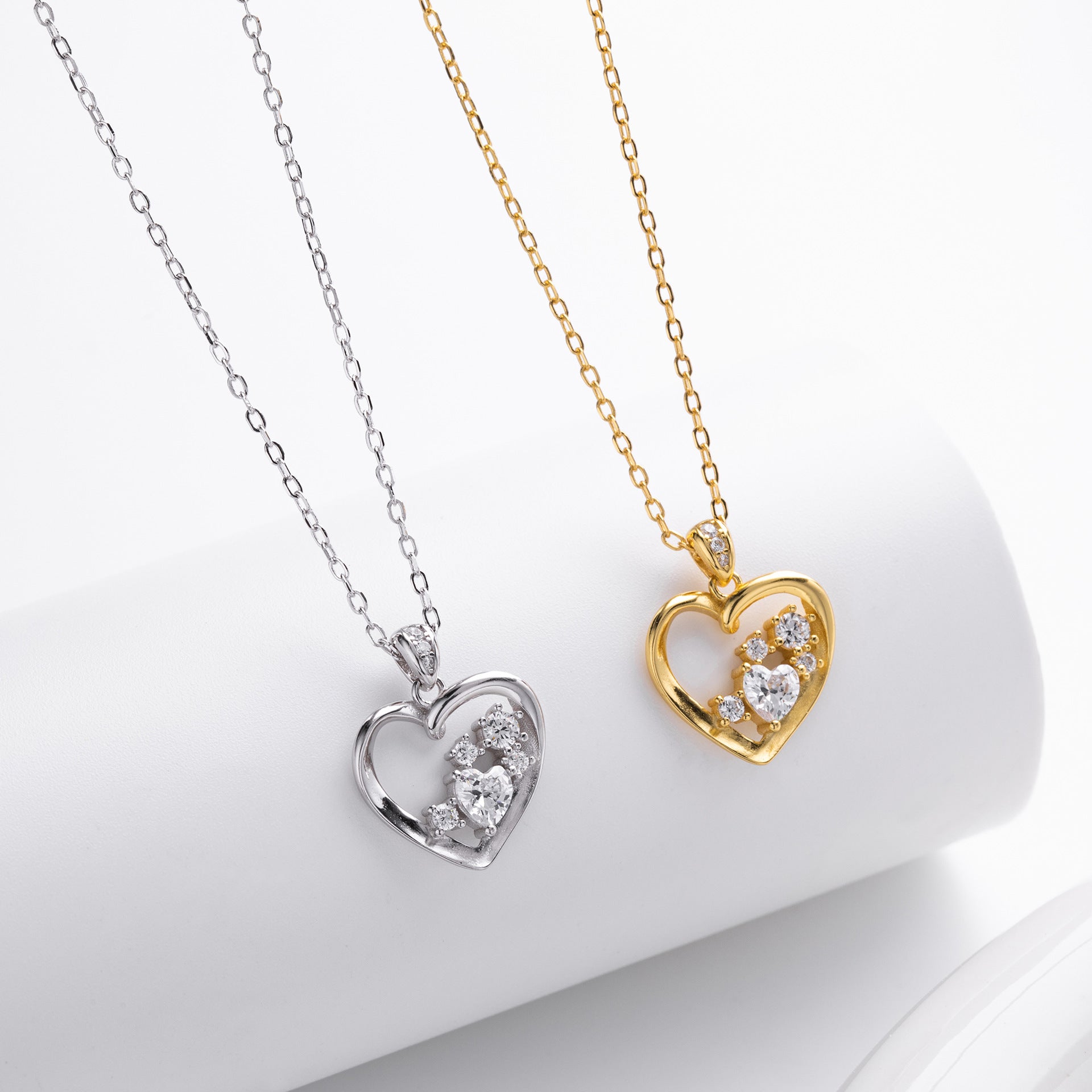 Damen Halskette mit herzförmigem Anhänger aus 925 Sterling Silber und funkelnden Zirkonia Shop Nory