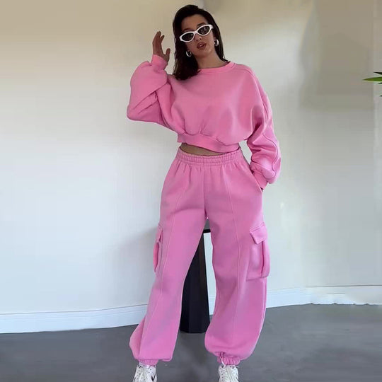 Damen komfortables Cropped-Sweatset mit oversized Pullover und High-Waist Cargo-Jogger Shop Nory