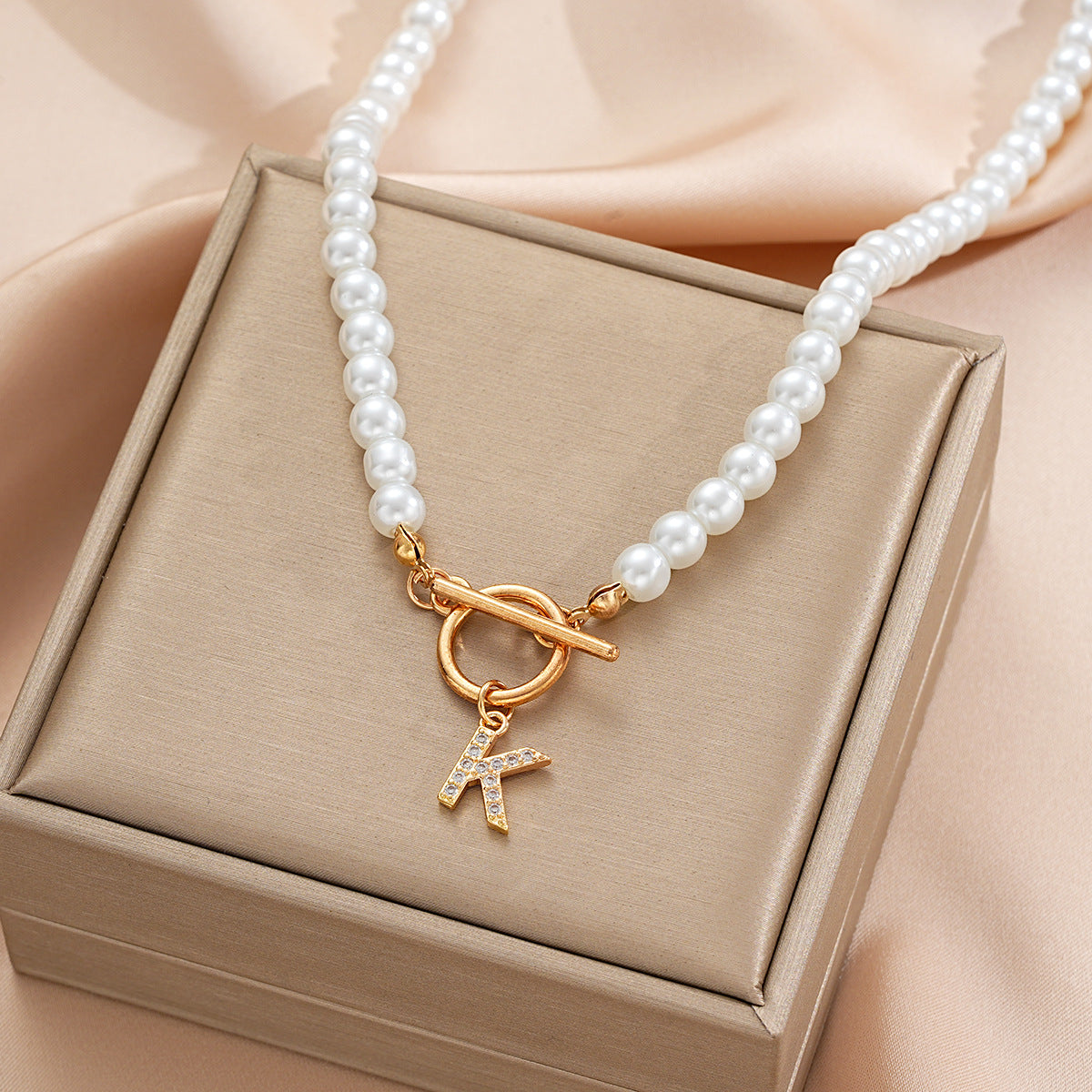 Damen Halskette mit auffälligem Perlen-Design und personalisiertem Anhänger Shop Nory