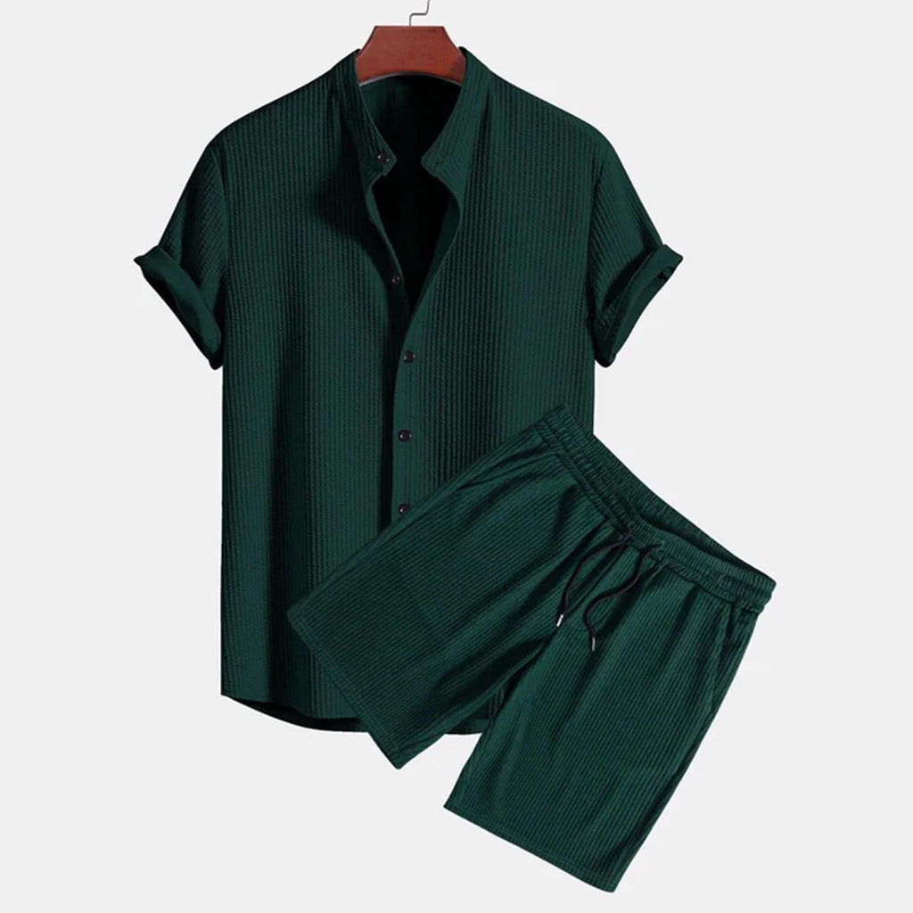 Poloshirt aus Samt und Shorts aus Samt.