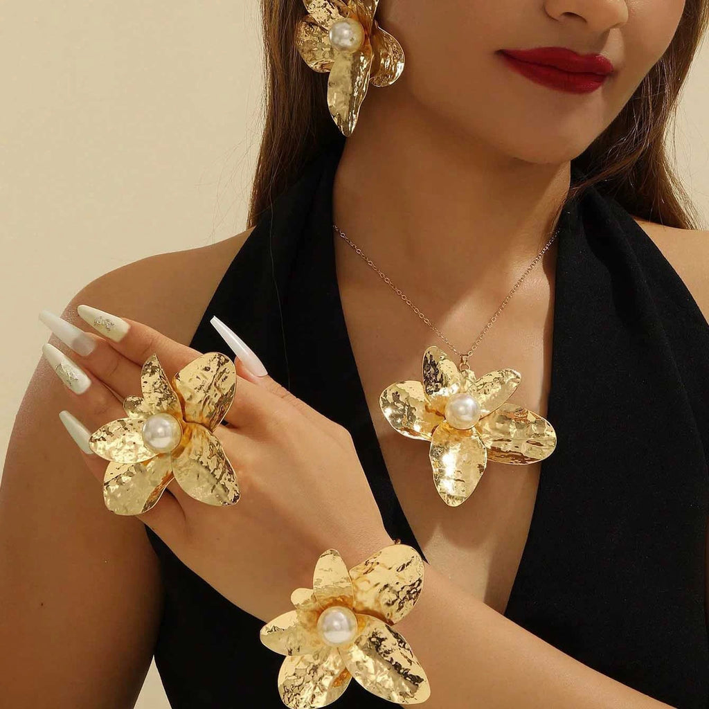 Damen Schmuckset mit floralen Anhängern und Perlenakzenten Shop Nory