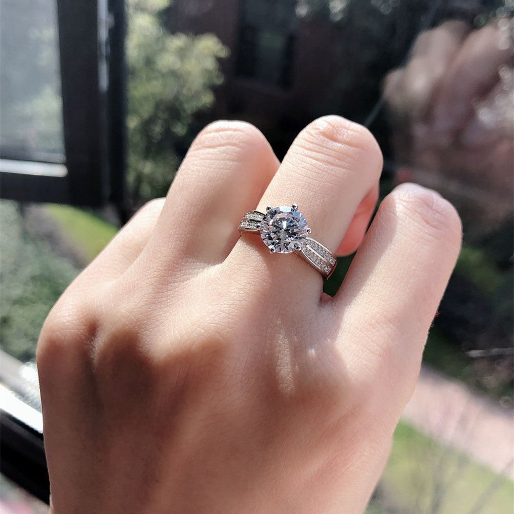 Damen Solitaire-Ring mit funkelndem Zirkonia und schmaler Bandverzierung Shop Nory