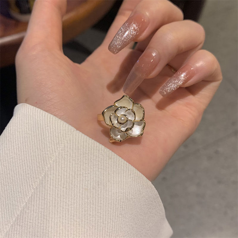 Damen Ring mit kunstvollem Rosenmotiv und funkelndem Akzent Shop Nory