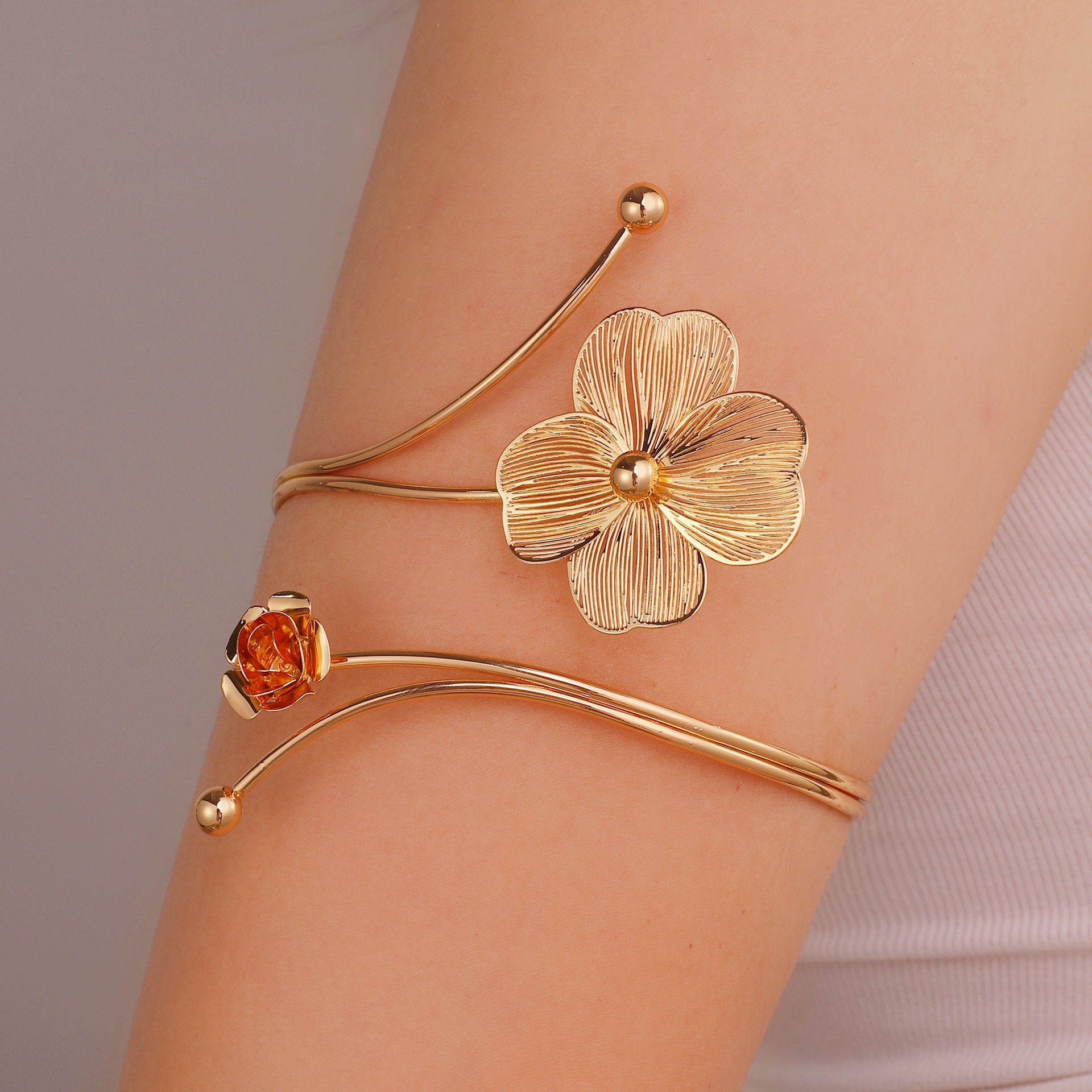 Damen Offener Armreif mit floralen Akzenten Shop Nory