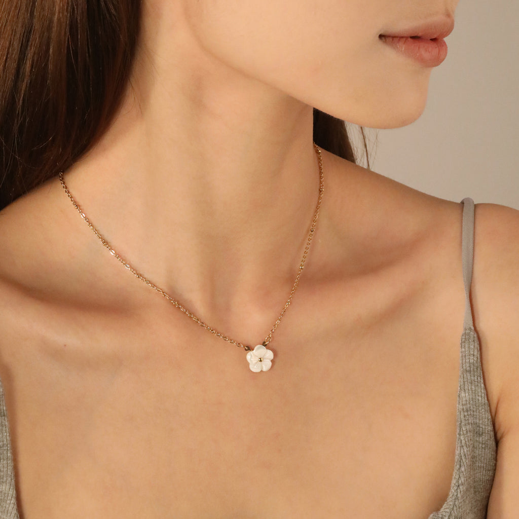 Damen elegante Halskette mit floralem Perlenanhänger und funkelnden Zirkonia Shop Nory