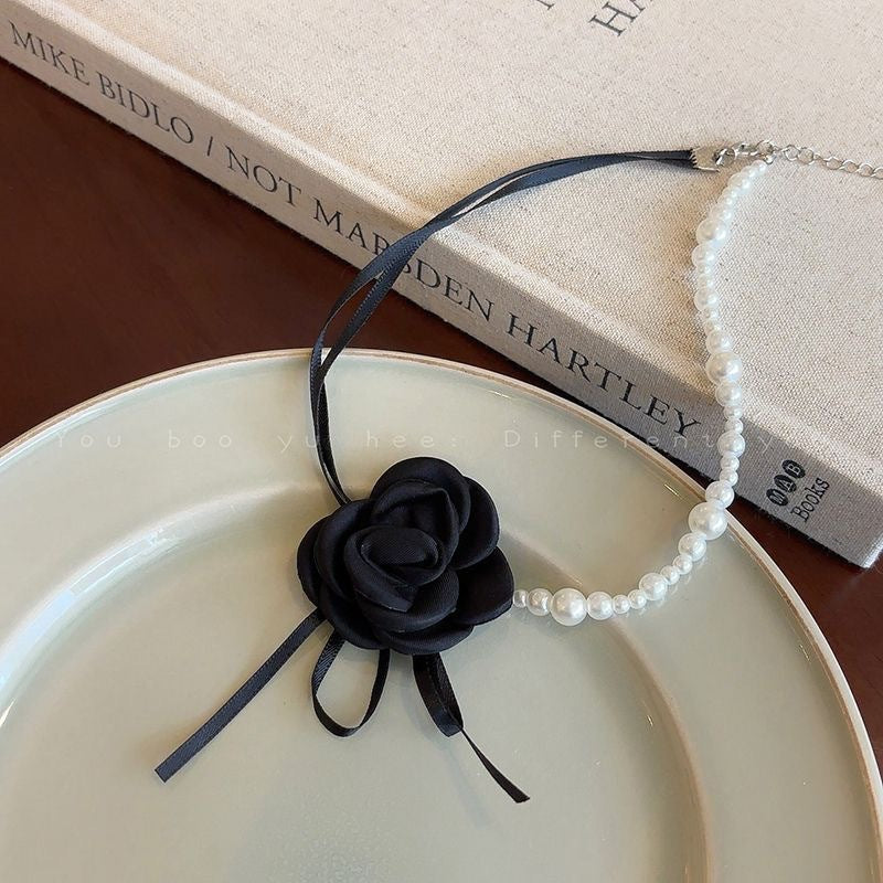 Damen Armband mit elegantem Perlendesign und kunstvollem Rosenanhänger Shop Nory