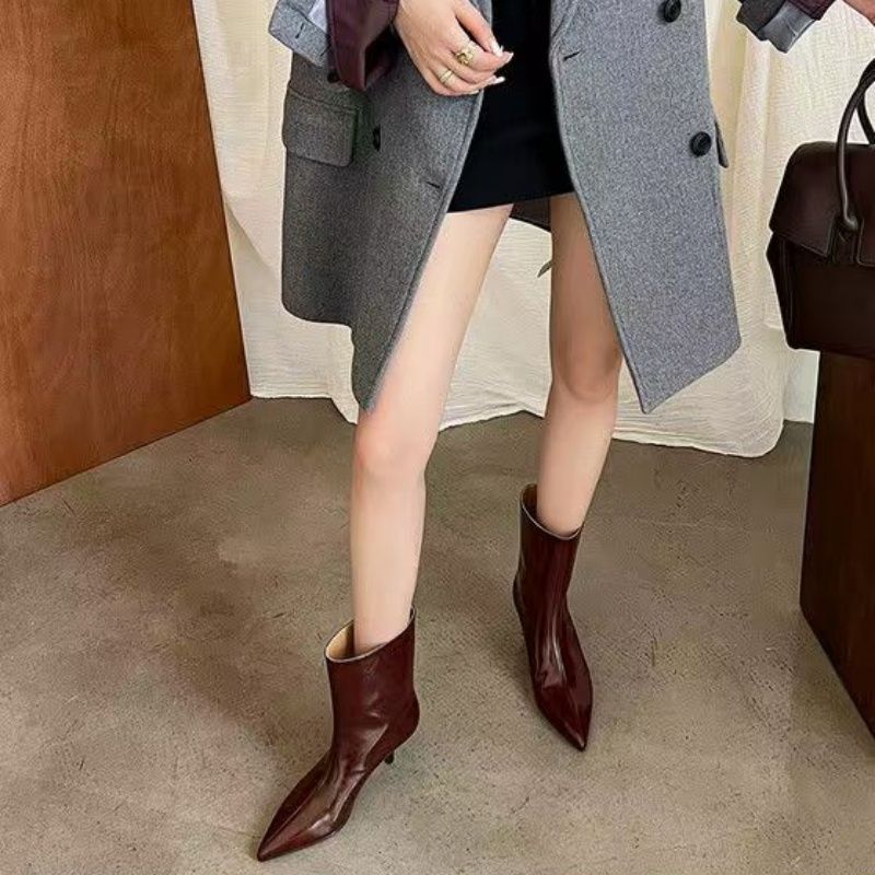 Damen Kniehohe Lackstiefel mit spitzer Zehenform und sculpted Kittenabsatz Shop Nory