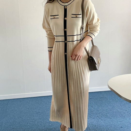 Damen Elegantes Longstrickkleid mit Kontrastpaspel, dekorativer Knopfleiste und plissiertem Rock Shop Nory