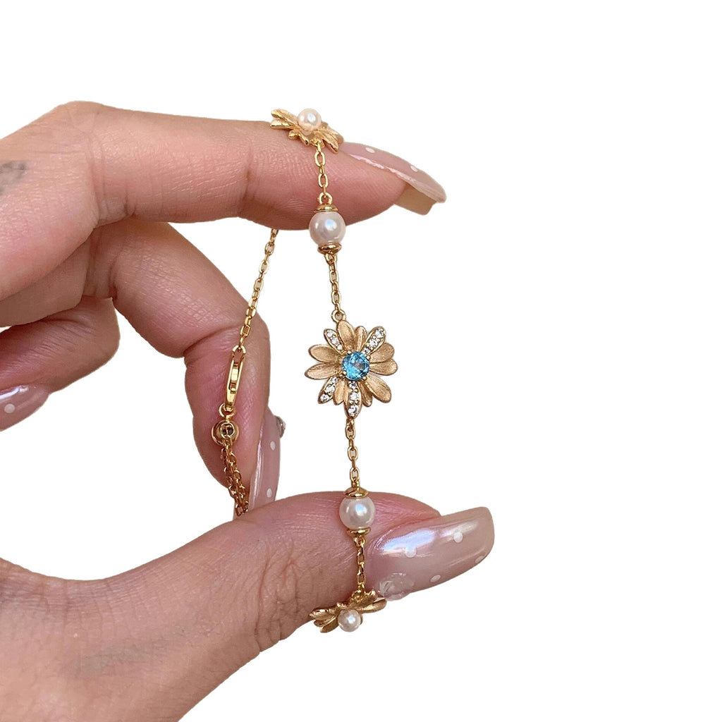 Filigranes Perlen- und Blumenarmband mit Zirkonia-mittelstein
