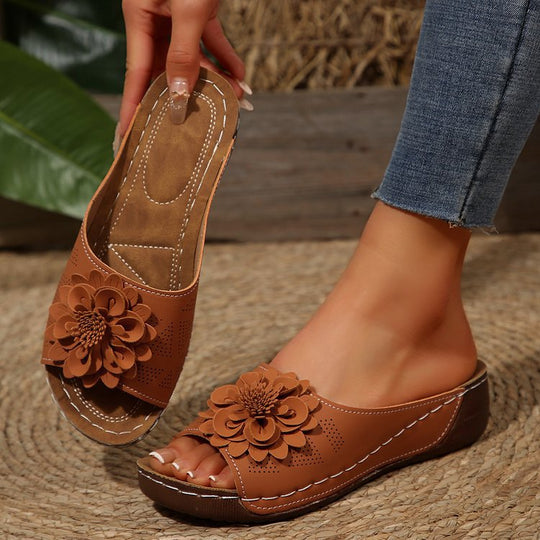 Damen Offene Zehen-Pantoletten mit Blumenapplikation, perforiertem Obermaterial und ergonomischer Keilsohle Shop Nory