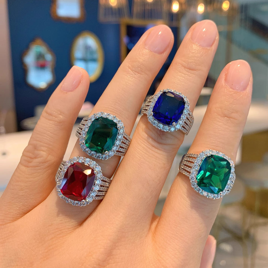 Damenring mit exquisitem, tiefblauem Edelstein und funkelndem Zirkonia-Besatz Shop Nory