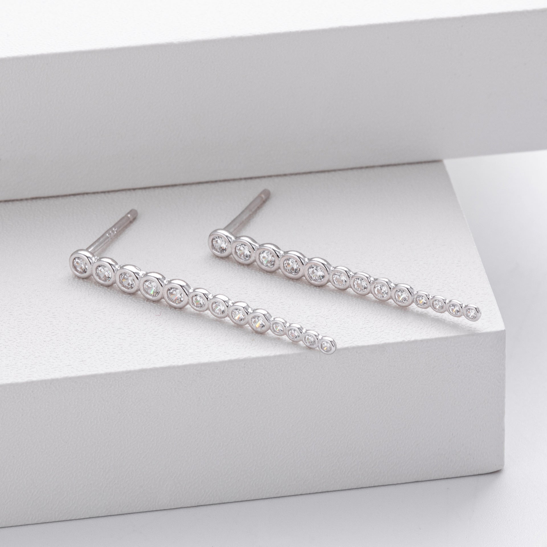 Damen Ohrhänger mit funkelnden Zirkonsteinen aus hochwertigem 925 Sterling Silber Shop Nory
