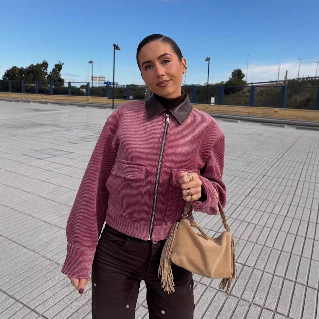 Damen Gerippte Kurzjacke mit Reißverschluss, aufgesetzten Klappentaschen und Kontrastkragen aus Kunstleder Shop Nory