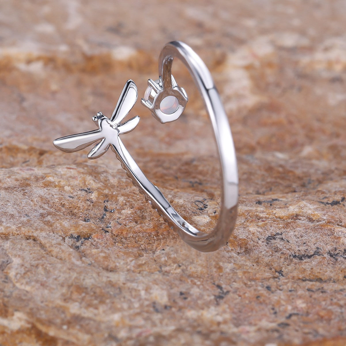 Damen Ring mit filigranem Libellen-Design und funkelndem Opal Shop Nory