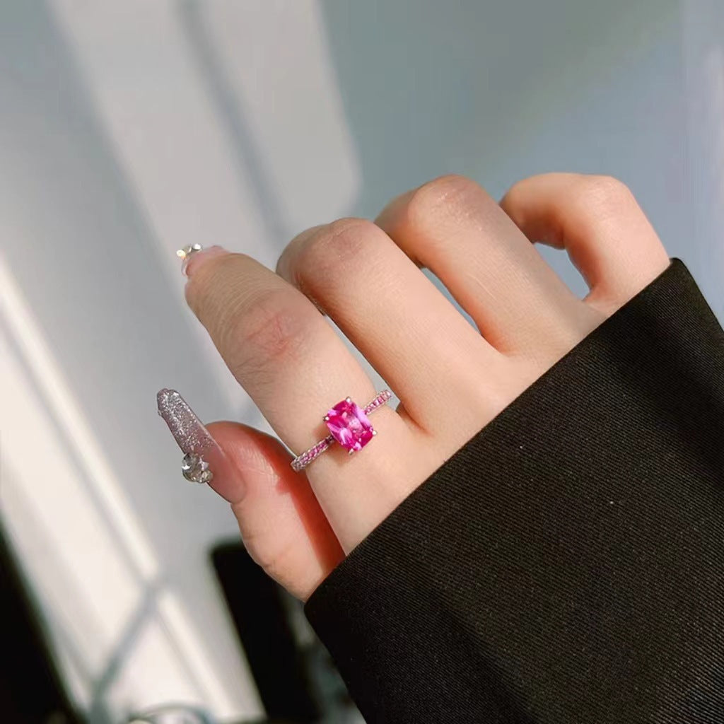 Damenring mit strahlendem, rechteckigem Edelstein und funkelnden Zirkonia-Steinen Shop Nory