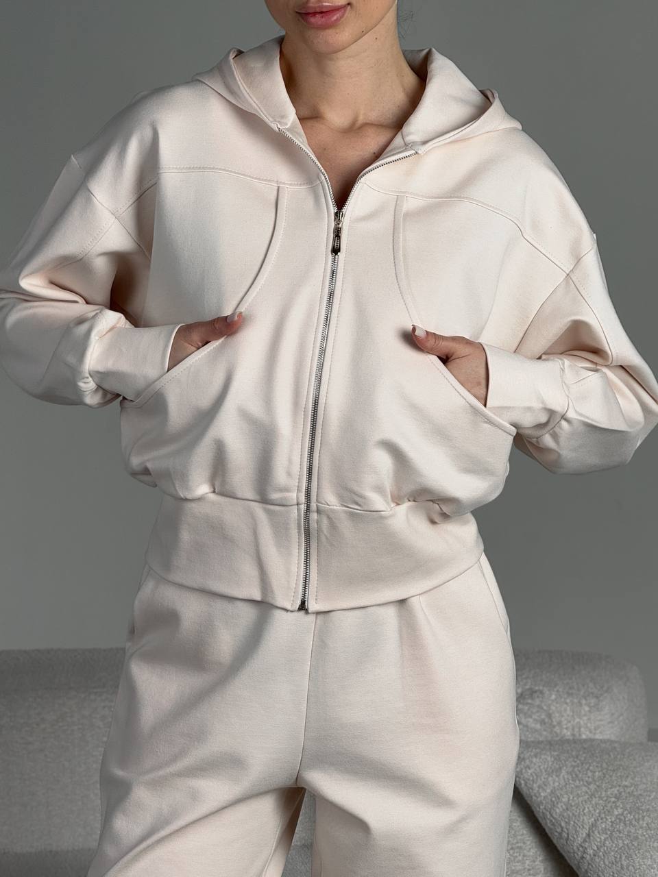 Damen kurz geschnittene Reißverschluss-Kapuzenjacke mit überschnittener Schulter, tiefen Eingrifftaschen und elastischem Bund Shop Nory