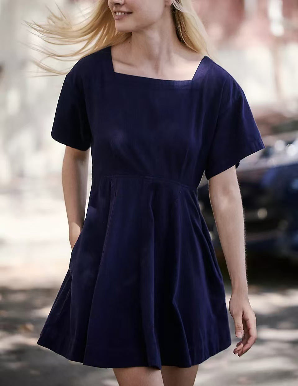 Freizeitkleid mit quadratischem Ausschnitt und Knöpfen