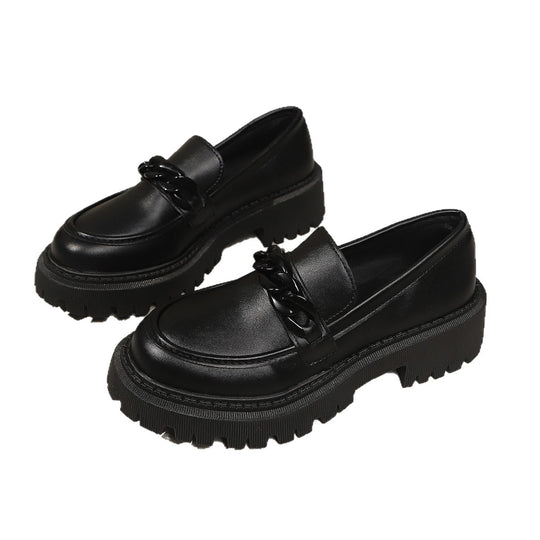 Damen Klobige Lack‑Loafer mit grober Profilsohle und Kettenverzierung Shop Nory
