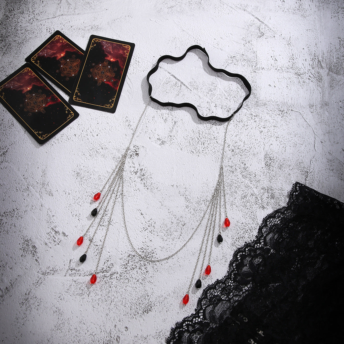 Damenbeine mit schicken Kettenaccessoires Shop Nory