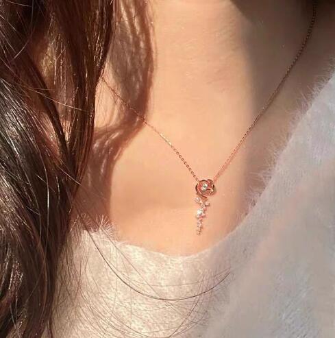 Damen Halskette mit filigranem Rosenanhänger und funkelnden Akzenten Shop Nory
