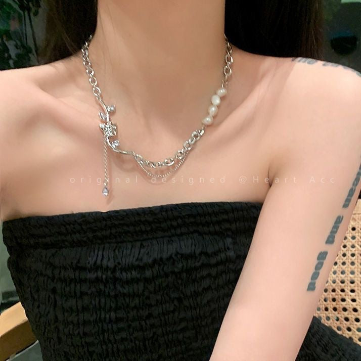 Damen Halskette mit zeitgenössischem Blumenmotiv und edlen Perlendetails Shop Nory