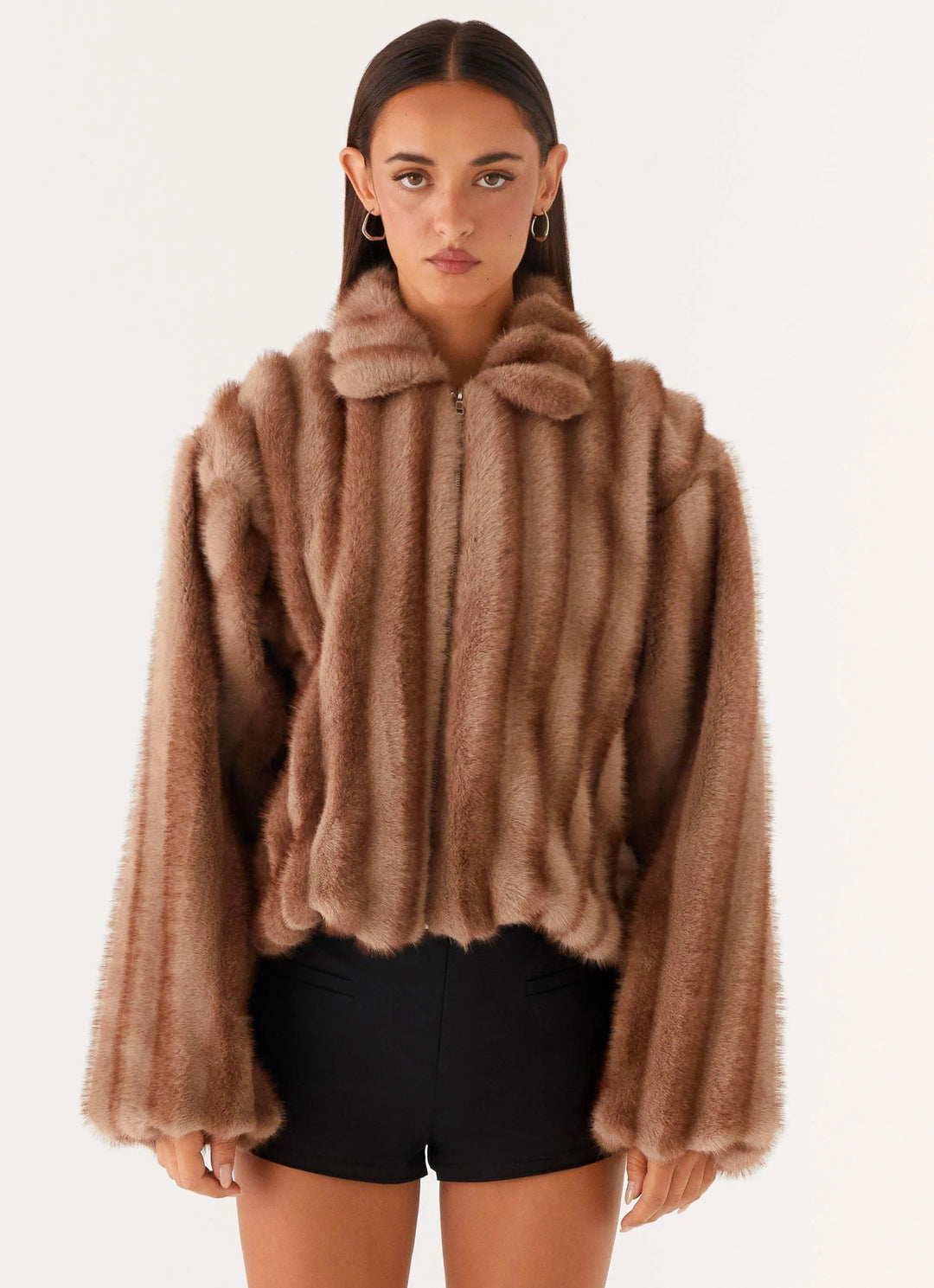 Damen Kurzjacke aus luxuriösem Hochflor-Kunstpelz mit Reißverschluss und voluminösen Ärmeln Shop Nory