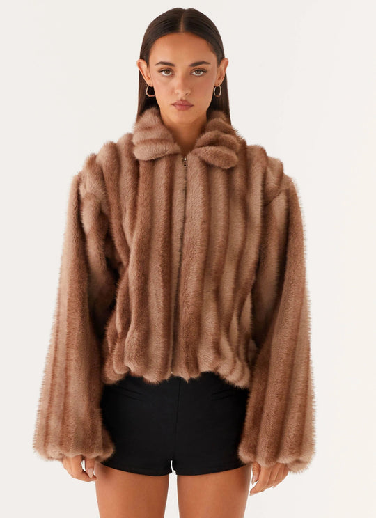 Damen Kurzjacke aus luxuriösem Hochflor-Kunstpelz mit Reißverschluss und voluminösen Ärmeln Shop Nory